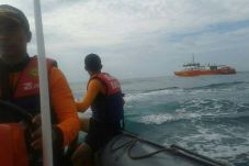 Basarnas Turunkan Kapal...