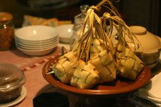Antara Ketupat dan Lebaran,...