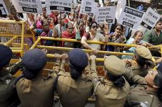 Polisi India Minta Dilayani...