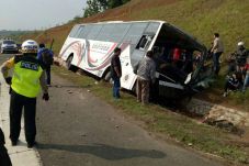 Bus Tabrak Pembatas...