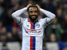 Dibidik Arsenal, Lacazette...