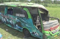 Bus Restu Terguling...