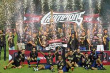 Dijamu PS TNI, Arema...