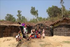 Myanmar Tutup Tiga Kamp...