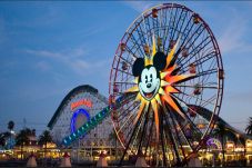 Disneyland Geser Menara...