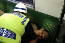 Kereta Terlambat, Penumpang...