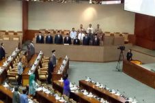 DPR Kukuhkan Anggota...