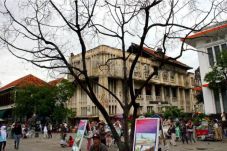 PKL Banjiri Kota Tua...