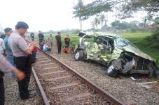 Tiga Tewas Ditabrak...