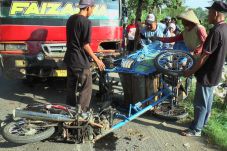 Bentor Ditabrak Bus...