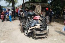 Truk Hantam Lima Kendaraan,...