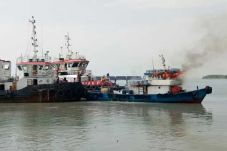 Ada Kapal Terbakar di...