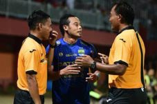 Sambut Persela, Persib...