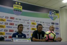 Pelatih Persela: Gaya...