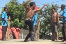 Seni Ujung, Adu Kekuatan...