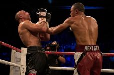 Chris Eubank Jr Pertahankan...