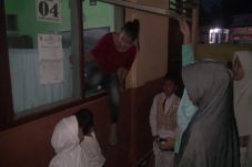 Demi Kursi Depan Anaknya,...