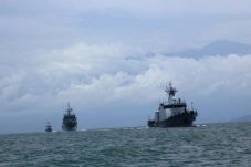 Kapal Perang Terbalik,...