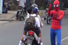 Spider-Man Atur Lalu...