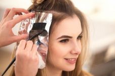 Tips Warnai Rambut Tanpa...