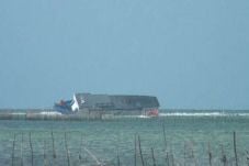 Perahu Dihantam Ombak,...