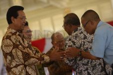 Soal Dua Gelar, Sri...
