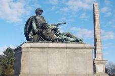Runtuhkan Monumen Perang...