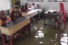 Siswa SD Ini Belajar...