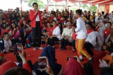 Jokowi Imbau Usia di...