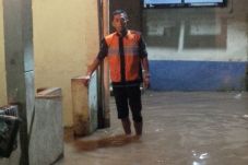 Kali Pesanggrahan Meluap,...