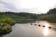 Nikmatnya Suasana Waduk...