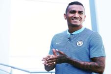 Danilo Resmi Berseragam...