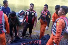 Berwisata ke Waduk,...
