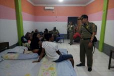 Indehoy Sambil Pesta...
