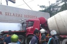 Truk Molen Hantam Kontainer,...