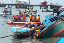 Speed Boat Terbalik,...