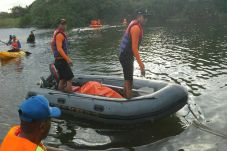 Pergi Mancing, Warga...