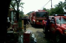 Jalan Sempit, Mobil...