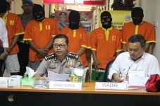 Polda Kepri Musnahkan...
