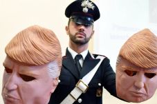 Gunakan Topeng Trump,...