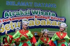 Besok Lebaran Betawi,...
