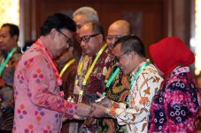 Bupati Anas Raih Penghargaan...