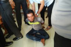 Pemuda Ini Nekat Menerobos...