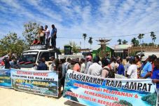 DPRD Raja Ampat Didemo...