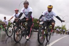 Bersama Menpora, Ribuan...