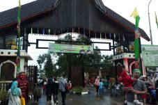 Ribuan Warga Antusias...