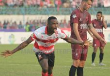 Gol Tunggal Greg Nwokolo...