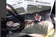 Proses Pemakaman Chester...