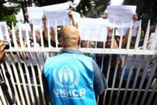 Puluhan Warga Iran Unjuk...