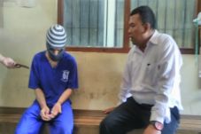 Ditinggal Istri ke Malaysia,...
